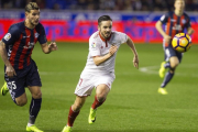 Theo persigue a Sarabia en un partido entre el Alavés y el Sevilla.-EFE / ADRIAN RUIZ DE HIERRO