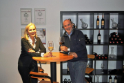 Ana Isabel Gómez y FernandoVegas, responsables de este grupo bodeguero, en la sala de catas de la bodega burgalesa de Fuentespina.-I. M.