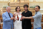 Dakota Johnson, Quim Gutiérrez y Alejandro Amenábar brindan por el éxito del corto 'Vale' en la Antigua Fábrica de Estrella Damm.-Foto: ESTRELLA DAMM