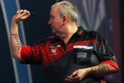 Phil Taylor, durante la final del Mundial de dardos contra Rob Cross.-/ EFE / SEAN DEMPSEY