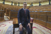 Pedro Sánchez posa en el Congreso tras ser elegido presidente de Gobierno.-DAVID CASTRO