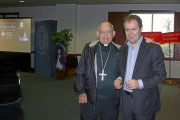 Elobispo emérito de San Angelo, Michael Pfeifer, con Javier Sierra, durante la conferencia sobre ‘The Lady in Blue’ en la Universidad de Saint Mary de Texas.-BRIAN CONNELLY