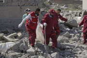 Los servicios de emergencia sacan un cadáver de los escombros del centro de detención bombardeado por Arabia Saudí en Yemen.-AP / HANI MOHAMMED