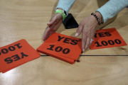 Papeletas del sí en un colegio electoral de Dublín.-AP / BRIAN LAWLESS