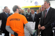 Un alumno del aula de formación de Renault, en el Espacio para la Formación, la Innovación y el Desarrollo Sostenible (Efides) conversa con el alcalde de Palencia, Alfonso Polanco; el consejero de Educación de la Junta de Castilla y León, Juan José Mateos-Ical