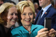 Hillary Clinton se hace un 'selfie' con una simpatizante en Los Angeles.-AFP / ROBYN BECK