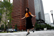 Yumi Ishikawa salta con sus zapatillas en una calle de Tokyo.-KIM KYUNG-HOON (REUTERS)