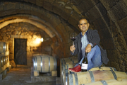 José Luis Pascual en el interior de la bodega en Fermoselle. / E.M.