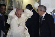 El papa Francico pierde su gorro al bajar del avión, este jueves en Manila.-Foto: AP / BULLIT MARQUEZ