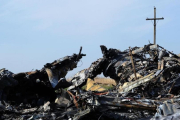 Restos del avión de Malaysia Airlines que fue derribado en Ucrania.-
