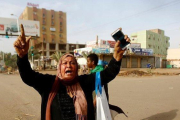 Una mujer sudanesa durante una de las protestas en Sudán en junio.-ASHRAF SHAZLY (AFP)