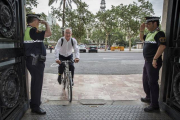 El alcalde de Valencia, Joan Ribó, llega en bicicleta al ayuntamiento, este lunes.-Foto: MIGUEL LORENZO