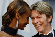 Iman y David Bowie, en un acto benéfico en Nueva York, en el 2002.-AP