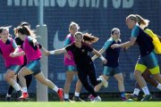 Las jugadoras del Barça femenino, en una sesión preparatoria.-ENRIC FONTCUBERTA / EFE