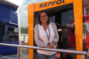 Basi Ramal, madre de Dani Pedrosa, en la puerta del hospitality de Repsol en Montmeló-EMILIO PÉREZ DE ROZAS