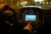 Un conductor manipula el GPS integrado en su vehículo.-JULIO CARBÓ