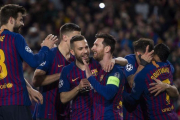Los jugadores del Barça celebran uno de los goles al Lyon.-EL PERIÓDICO