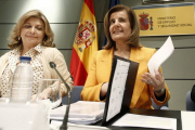 La ministra de Empleo, Fátima Báñez (derecha), y la secretario de Estado, Engracia Hidalgo, el pasado 11 de abril en Madrid.-Foto: EFE
