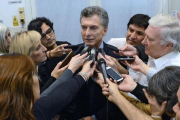 Macri, rodeado de periodistas, en el palacio presidencial, en Buenos Aires, este lunes.-AFP