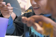 Unos niños en un comedor social de una entidad en el barrio del Raval, en Barcelona.-Foto:  FERRAN NADEU