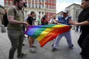 Manifestantes homófobos tratan de romper una bandera gay de un grupo de homosexuales en Moscú-MAXIM ZMEYEV (REUTERS)