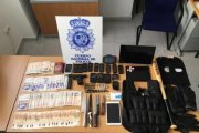 Dinero y armas incautados a la banda en Marbella.-POLICÍA NACIONAL