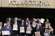 Joan Laporta, rodeado de la que sería su junta, muestras las 4.807 firmas recogidas antes de entregarlas en el Camp Nou.-Foto: ALBERT BERTRAN