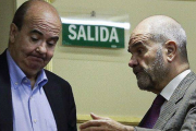 Los diputados socialistas Manuel Chaves y Gaspar Zarrías conversan, el pasado 18 de junio, durante el pleno del Congreso.-Foto: EFE / EMILIO NARANJO