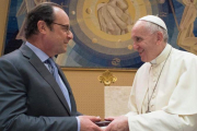 El Papa Francisco y el presidente francés, François Hollande, en el Vaticano.-AFP / OSSERVATORE ROMANO