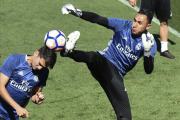 Keylor Navas realiza una entrada peligrosa durante el entrenamiento de este sábado.-