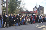 Asistentes a la segunda de las concentraciones a las puertas de la farmacia de Villar del Río.-HDS