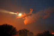 Un avion cisterna ruso descarga retardante quimico sobre el incendio forestal en Nataf  cerca de Jerusalen, Israel .-EFE / ABIR SULTAN