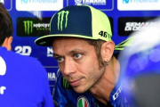 Valentino Rossi atiende las explicaciones de sus técnicos en Motorland.-AFP / JOSÉ JORDAN