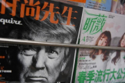 El presidente de EEUU, Donald Trump, en la portada de una revista china en un quiosco de Pekín, el 4 de abril.-AFP / GREG BAKER