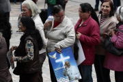 Feligreses esperan la llegada del Papa Francisco en las inmediaciones de la catedral de Bogotá.-EFE / JOSE JACOME