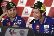 Valenrino Rossi y Jorge Lorenzo, durante la rueda de prensa previa al inicio de los entrenamientos del GP de Australia, en Phillip Island.-AP / ROB GRIFFITH