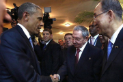 Histórico apretón de manos entre Barack Obama, presidente de EEUU, y Raúl Castro, presidente de Cuba.-Foto: AFP