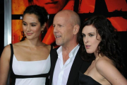 El actor Bruce Willis posa con su esposa, Emma Heming, y su hija, Rumer Willis, a su llegada al Teatro Chino de Hollywood, en octubre del 2010.-AFP / FRAZER HARRISON