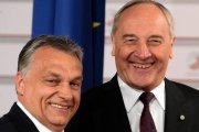 Orbán (izquierda) sonríe junto al primer minstro de Letonia, Andris Berzins, este jueves en Riga.-Foto: AFP / JANEK SKARZYNSKI