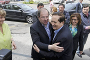 Juan Vicente Herrera se saluda con Juan José Lucas ante la presencia de María Jesús Ruiz y Marimar Angulo. / Ú.S.-