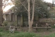 Imagen de la casa donde han estado enjaulados una madre y su hijo autista, en Argentina.-YOUTUBE / EURONEWS