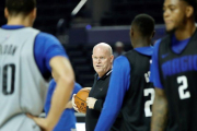 El entrenador del Orlando Magic  Steve Clifford  dirige a su equipo durante un entrenamiento en la Arena Ciudad de Mexico previo a su encuentro ante los Chicago Bulls en Ciudad de Mexico.-EFE