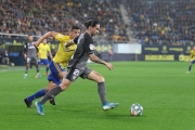 El numantino Marc Mateu en una acción del partido con el centrocampista del Cádiz Garrido.-Área 11