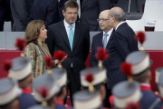 Cristóbal Montoro conversa con la vicepresidenta, Soraya Sáenz de Santamaría, y los ministros Rafael Catalá y Jorge Fernandez Diaz, durante el desfile del Día de la Hispanidad.-JOSÉ LUIS ROCA