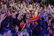 Guille Milkyway, en brazos de asistentes al concierto de La Casa Azul en una sala de Ciudad de México.-MÓNICA BLANCO