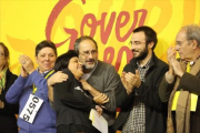 Antonio Baños abraza a Anna Gabriel, durante la jornada de trabajo de la CUP en Manresa, ayer.-RICARD CUGAT