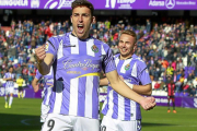 Mata celebra uno de los 27 goles que ha marcado con el Valladolid esta temporada.-J. M. Lostau