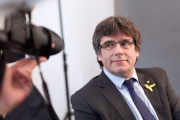 El expresidente de la Generalitat Carles Puigdemont posa para los fotógrafos tras un encuentro con periodistas extranjeros, esta semana.-HAYOUNG JEON (EFE)