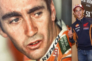 Marc Márquez, junto a un retrato histórico de Mick Doohan, en Spielberg.-REPSOL MEDIA / JAIME OLIVARES