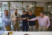 Víctor Martín, José Luis Jiménez, Juan Antonio Anquela, Francisco Rubio y Felipe Parra brindan por el futuro del Numancia.-Álvaro Martínez